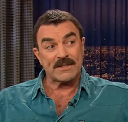 Tom Selleck - Nascido em 29/1/1945 em Detroit,  Michigan, nos EUA, o ator tem 1,92 metro de altura. 