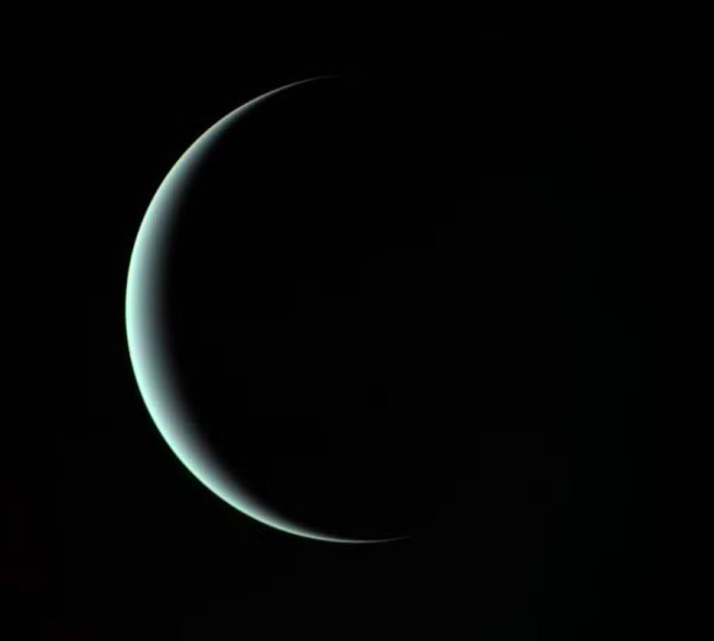 Além disso, Urano possui outro recorde impressionante: é o planeta com a temperatura atmosférica mais fria já registrada no Sistema Solar: –224 °C.