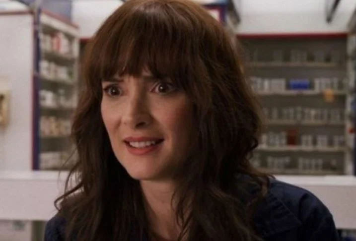 Winona Ryder – Em 2001, a atriz de Stranger Things foi presa por furtar roupas e acessórios em uma loja de luxo em Beverly Hills. Ela foi condenada a três anos de liberdade condicional, além de pagar multas e realizar serviço comunitário.