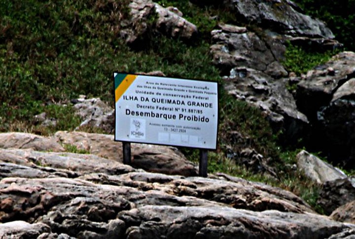 O acesso à Ilha da Queimada Grande exige planejamento detalhado e a presença de profissionais capacitados, especialmente em resgates e primeiros socorros.