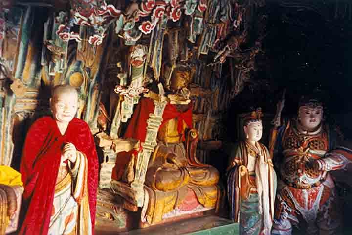 O mosteiro conta com estátuas de Buda, Confúcio e Lao-Tsé, lideranças espirituais das três religiões, ou filosofias religiosas. 
