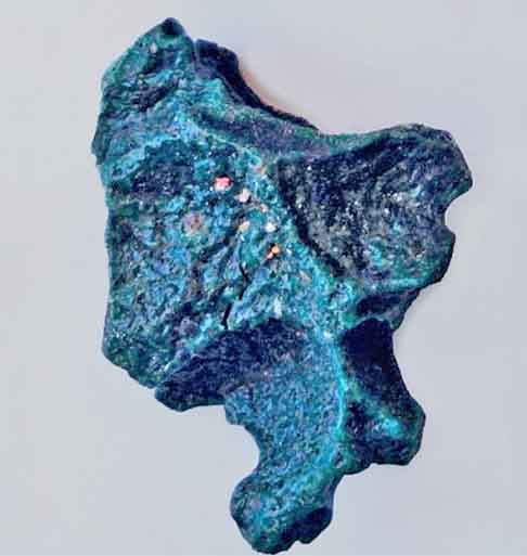 São elas: presença de lixo plástico no ambiente marinho e costeiro, deposição do lixo na praia e aumento da temperatura do ambiente por meio de fogo (como as fogueiras) que derrete o plástico.