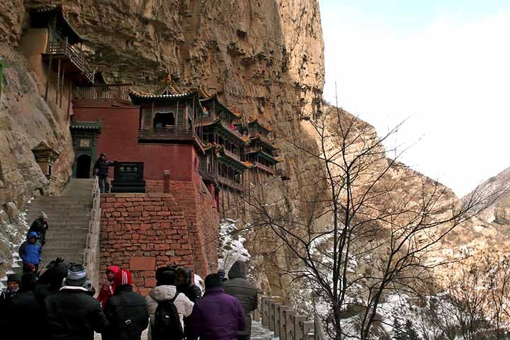 A estrutura do mosteiro se confunde com a natureza local, o que passa ao observador a impressão de tratar-se de um corpo contínuo. 

