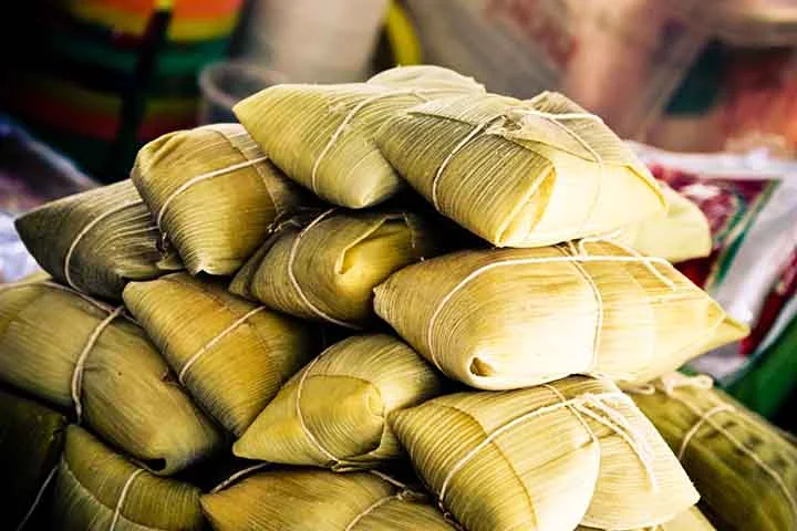 Outra iguaria presente nas festas juninas que contém milho em sua receita é a pamonha. Ela é demandada pelos consumidores, que nela buscam alimentar a sua identidade e reforçar a territorialidade criada pelos grupos familiares.