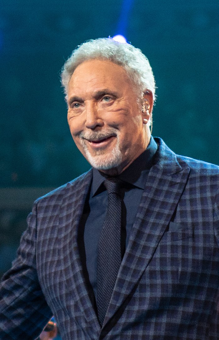 Tom Jones: O cantor e ator recebeu o título de cavaleiro em 2006 por seus serviços à música ao longo de décadas, sendo homenageado no Palácio de Buckingham.