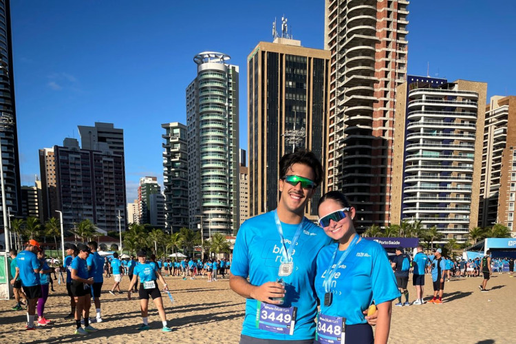 Casal Eide Sinteaux e Luca de Borba participou da Blue Run Fortaleza 2025