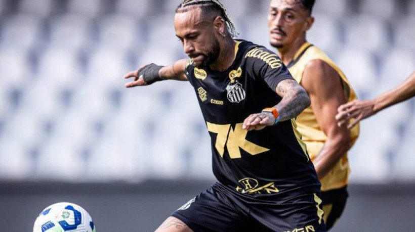 Atacante fez atividade de reforço muscular no sábado e retornou ao campo neste domingo juntamente com seus companheiros