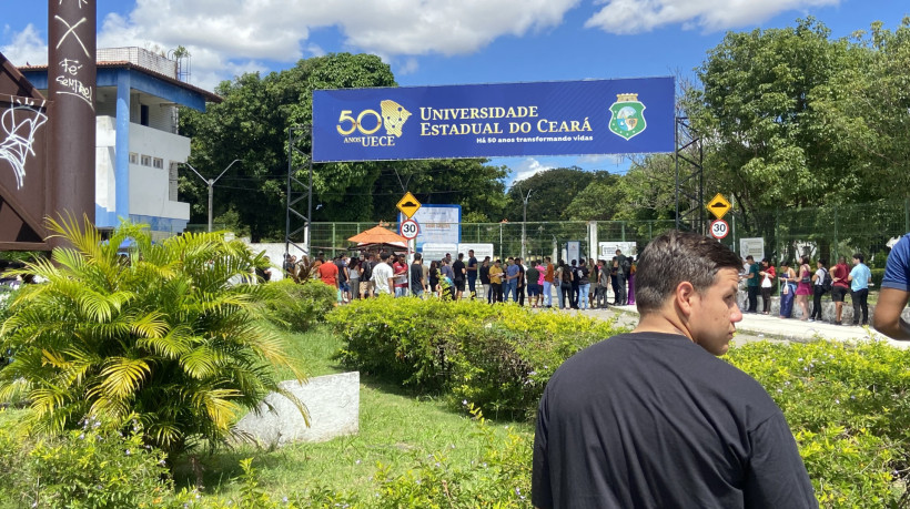 Mais de 50 mil candidatos fizeram a prova da PMCE em várias regiões do Ceará; cronograma segue até agosto