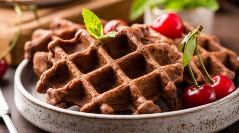 Waffle de chocolate (Imagem: Vladislav Noseek | Shutterstock)