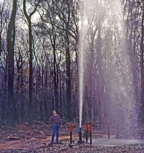 Já os aquíferos confinados (ou artesianos) são os que possuem água confinada entre camadas de rochas permeáveis e semipermeáveis a maiores profundidades.