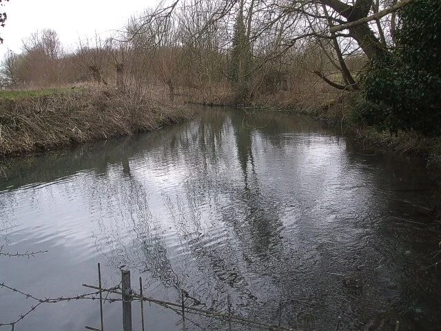 Geralmente, a água de um aquífero volta à superfície como uma nascente ou escoamento básico que irá contribuir para a formação de córregos e rios.