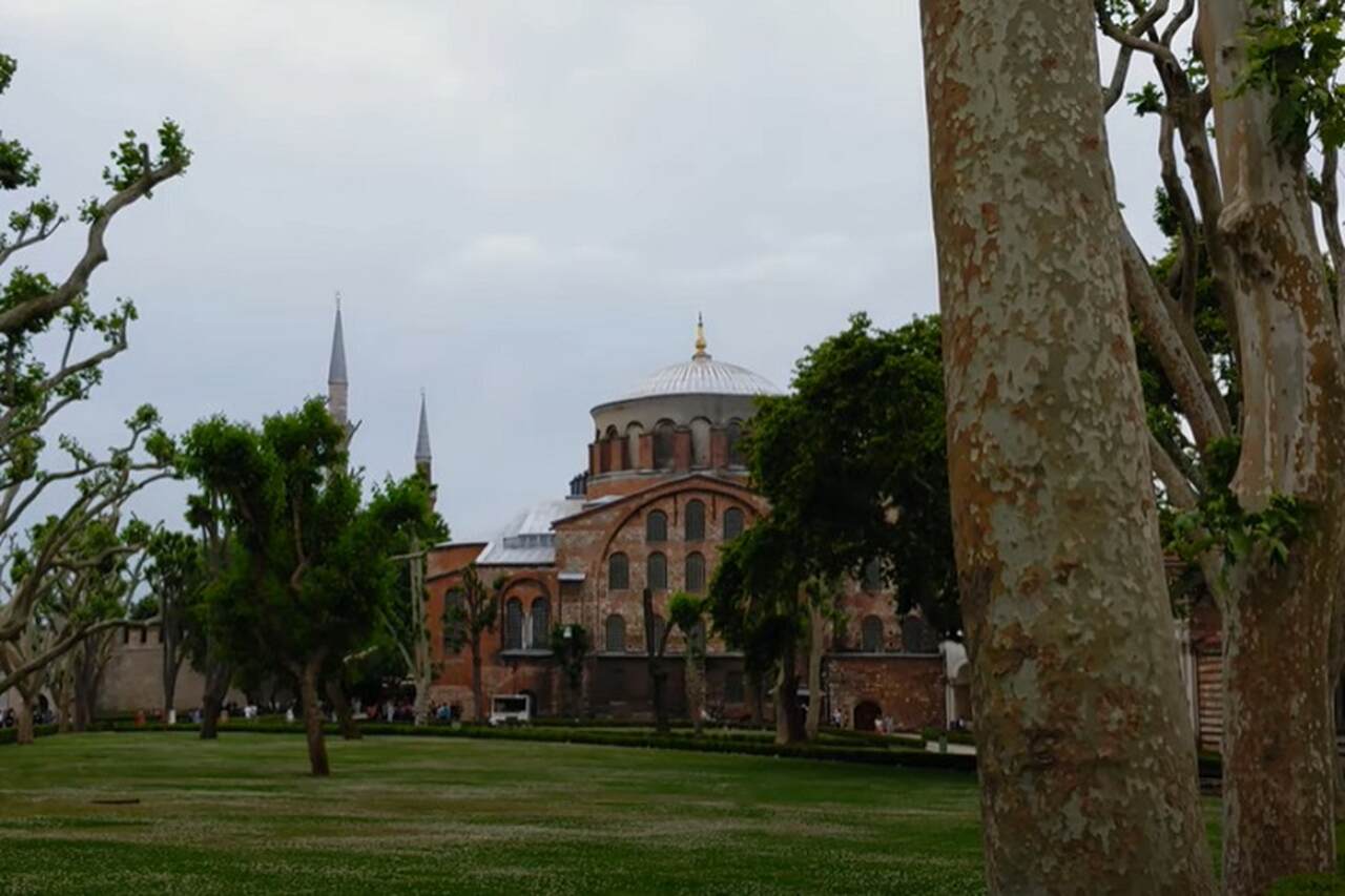 Basílica de Santa Irene (Aya İrini) - Construída no século IV, a Basílica de Santa Irene é uma das primeiras igrejas cristãs de Constantinopla e serviu como arsenal durante o período otomano. Hoje, é usada para concertos e eventos culturais.