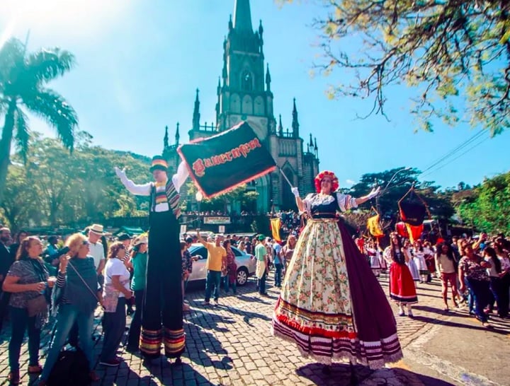 Petrópolis abriga várias feiras de cerveja ao longo do ano e também é lar de uma grande festa que celebra a cultura alemã no Brasil, a Bauernfest, que acontece sempre entre os meses de junho e julho. 