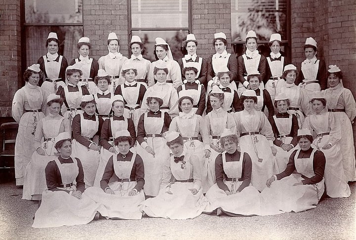 Durante seu auge, o hospital tinha capacidade para mais de 2.000 pacientes e incluía fazendas, oficinas e até um teatro, onde os internos participavam de atividades ocupacionais como parte do tratamento.