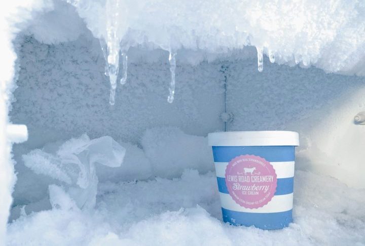 Nas décadas seguintes, as geladeiras ganharam designs mais compactos e eficientes. A partir dos anos 1950 e 1960, surgiram recursos como freezers embutidos, degelo automático e prateleiras ajustáveis, aumentando a praticidade.
