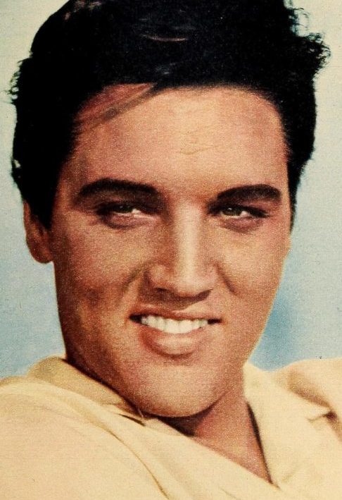 O pequeno rádio da casa era sua janela para um mundo de sons, com o qual Elvis já se deliciava com as melodias do blues, do country e do gospel.