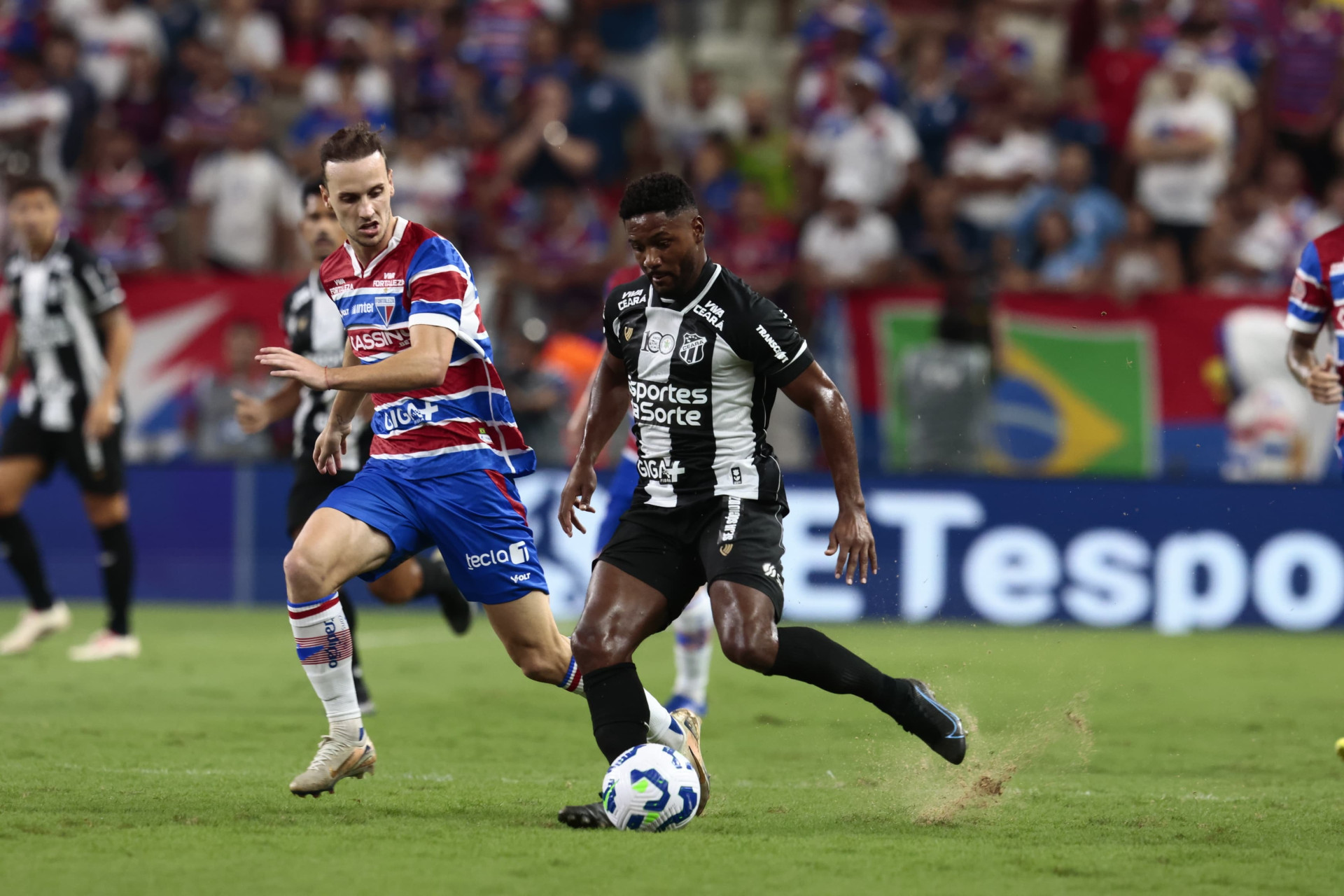 Presença de areia no gramado da Arena Castelão durante o primeiro Clássico-Rei da Série A