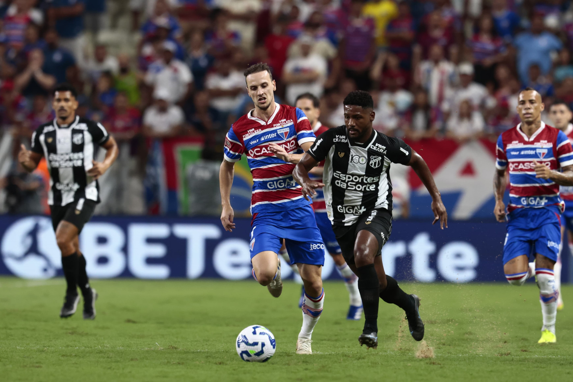 Presença de areia no gramado da Arena Castelão, em Fortaleza, (CE), no duelo entre Fortaleza e Ceará, da 13ª rodada do Campeonato Brasileiro 2025, realizado no domingo, 13 de julho de 2025