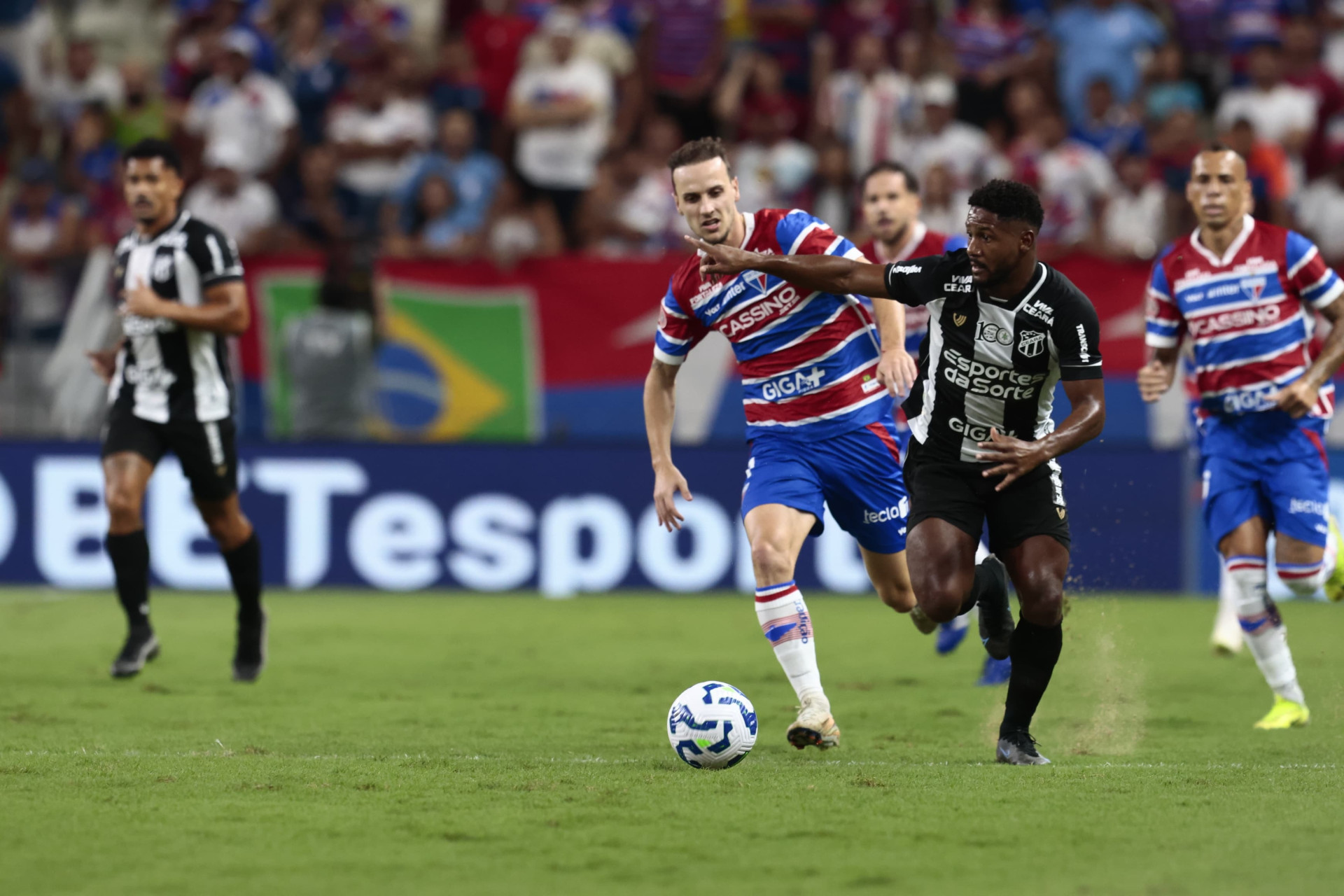 Presença de areia no gramado da Arena Castelão, em Fortaleza, (CE), no duelo entre Fortaleza e Ceará, da 13ª rodada do Campeonato Brasileiro 2025, realizado no domingo, 13 de julho de 2025