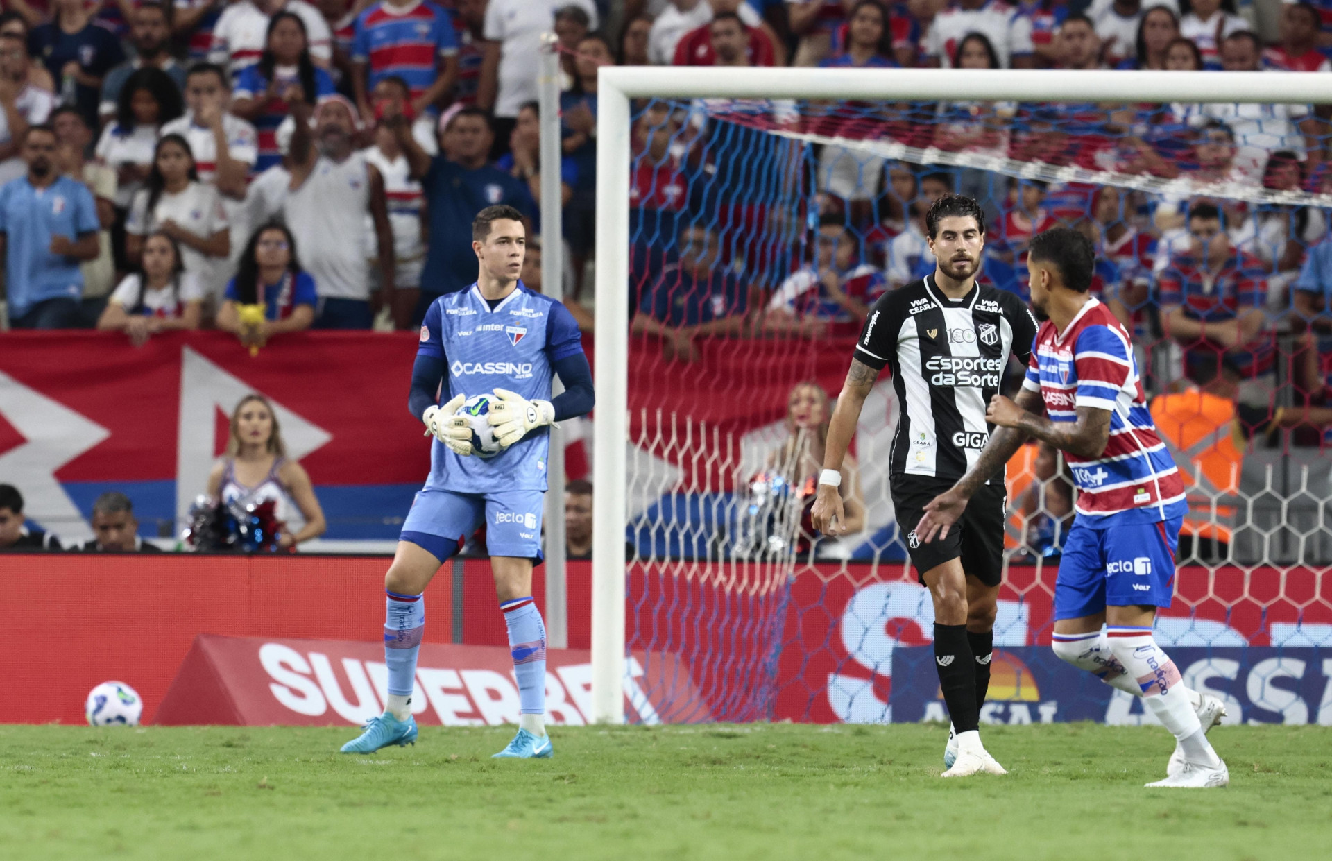 Presença de areia no gramado da Arena Castelão, em Fortaleza, (CE), no duelo entre Fortaleza e Ceará, da 13ª rodada do Campeonato Brasileiro 2025, realizado no domingo, 13 de julho de 2025