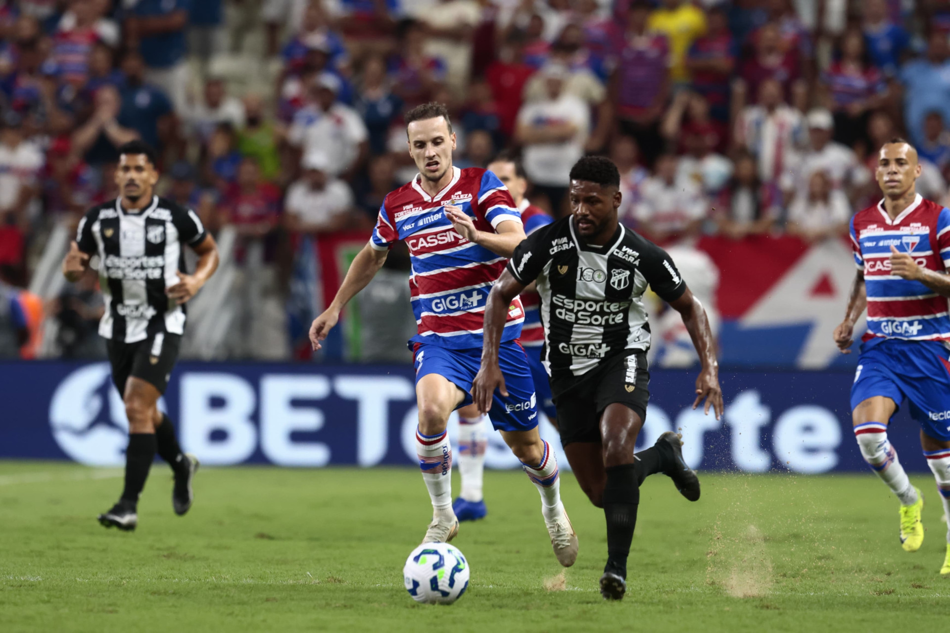 Presença de areia no gramado da Arena Castelão, em Fortaleza, (CE), no duelo entre Fortaleza e Ceará, da 13ª rodada do Campeonato Brasileiro 2025, realizado no domingo, 13 de julho de 2025