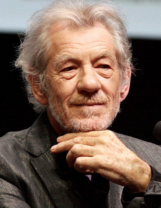 Ian McKellen: O ator foi condecorado em 1991 pela Rainha Elizabeth II por suas contribuições ao teatro clássico e à atuação no cinema.