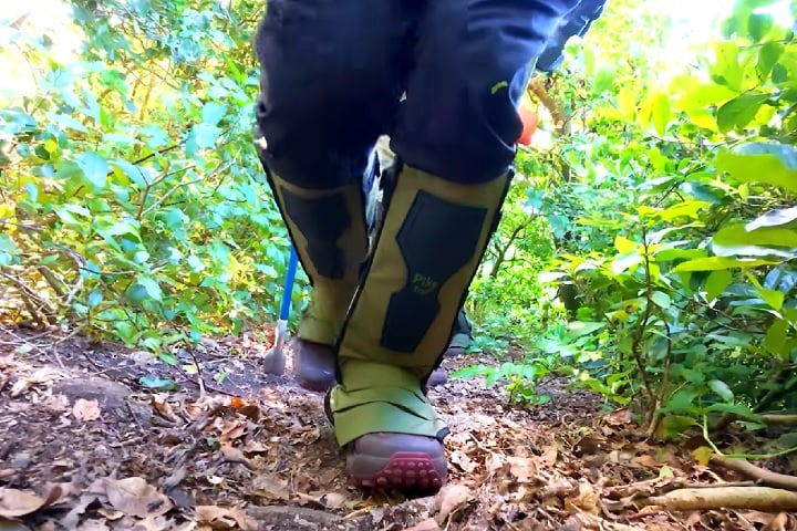 O youtuber acampou na Ilha das Cobras com amigos e cientistas, usando proteções especiais nas pernas contra as investidas das serpentes.