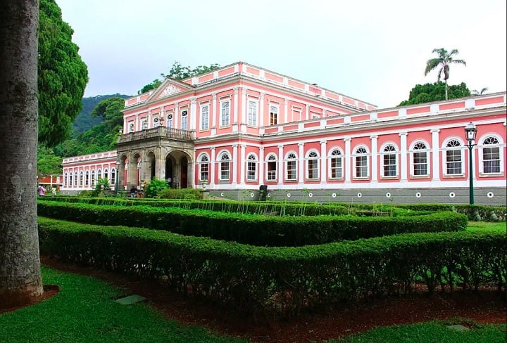 Entre as várias atrações da cidade está o Palácio Imperial, antiga morada de Dom Pedro II e Teresa Cristina. O lugar conta com uma arquitetura imponente e detalhes luxuosos que revelam o esplendor da monarquia brasileira.