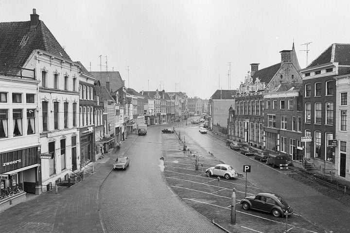 Fundada no século 9, a cidade cresceu como um importante centro comercial durante a Idade Média, integrando a chamada Liga Hanseática, uma aliança de cidades mercantis do norte da Europa.