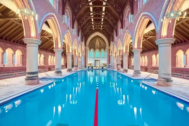 Uma piscina construída dentro de uma antiga capela virou atração no bairro de Redbridge, que fica em Londres.