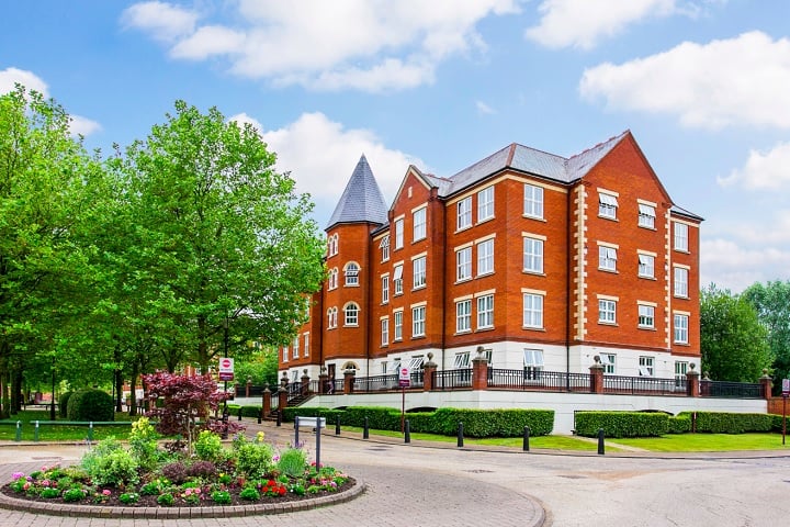 O condomínio conta com jardins privados e uma ampla área verde, anteriormente um campo de críquete, que agora abriga um pavilhão de madeira utilizado como creche infantil.
