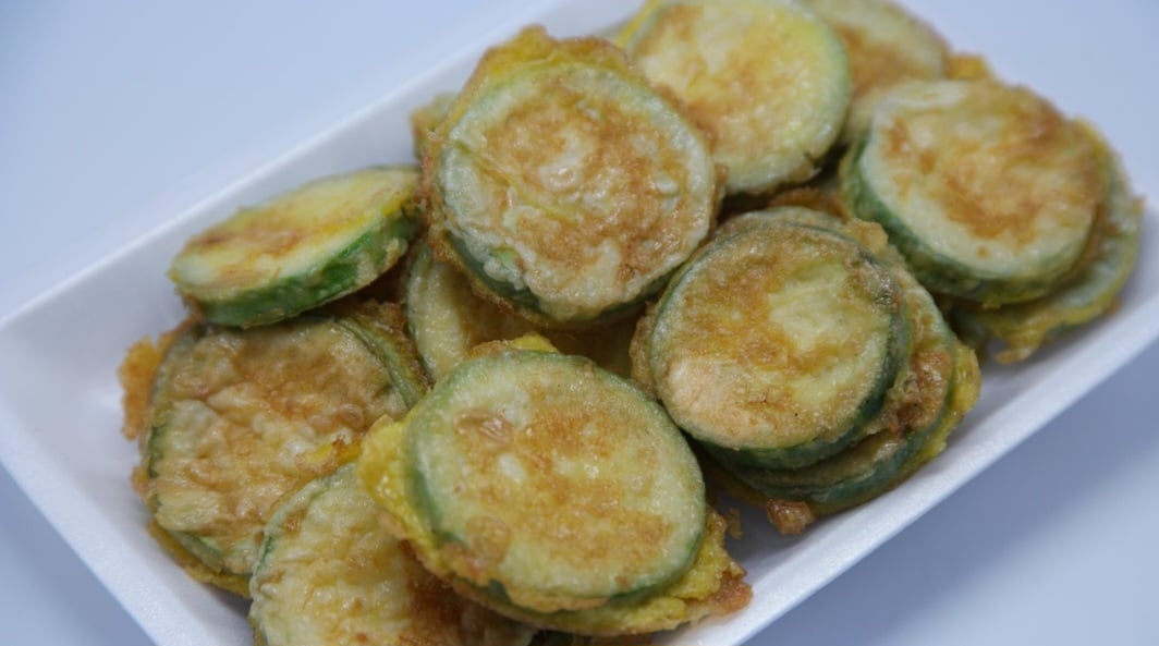 De acordo com a especialista, a abobrinha é um alimento de fácil acesso, que pode ser encontrado em todas as estações do ano. O legume também aparece à milanesa, como na foto ao lado, ou em forma de chips. 