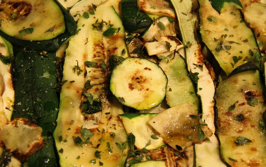 A abobrinha possui poucas calorias e é rica em água, algo que facilita o controle da fome e favorece o emagrecimento. Este legume ainda contribui para tornar a dieta mais variada, saborosa, e os pratos mais coloridos.