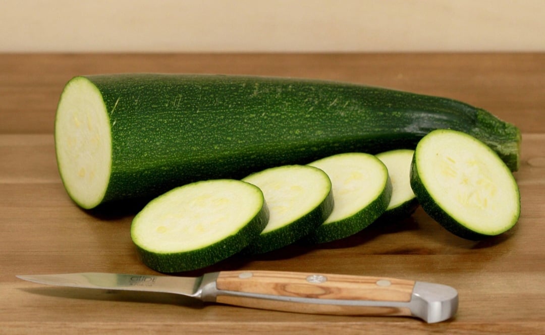 A abobrinha, também conhecida como courgette, jerimum-mirim ou zucchini, é um legume versátil e nutritivo, pertencente à família das cucurbitáceas. É um fruto colhido verde e pode ser consumido cru ou cozido, em diversas receitas. 