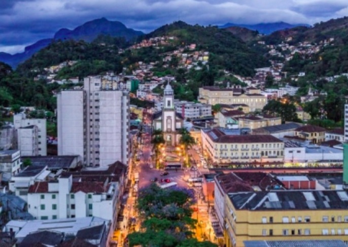 Conhecida como Cidade Imperial, Petrópolis ostenta um rico patrimônio histórico e cultural, além de belas paisagens montanhosas da Região Serrana e um clima ameno que a tornam um destino turístico atemporal.