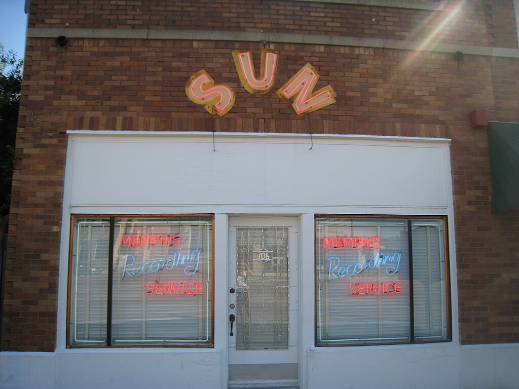 Em 1953, com apenas 18 anos, Elvis gravou suas primeiras músicas na Sun Records, em Memphis, Tennessee. 
