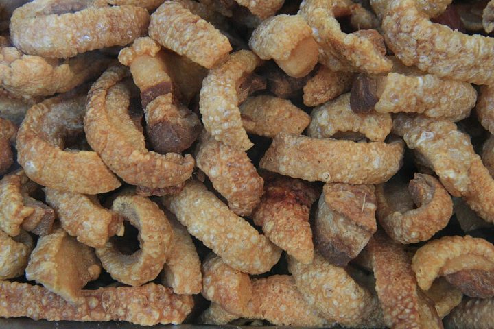 Além da versão frita em óleo, há também métodos mais modernos que utilizam a air fryer, na tentativa de deixar o torresmo crocante com menos gordura.