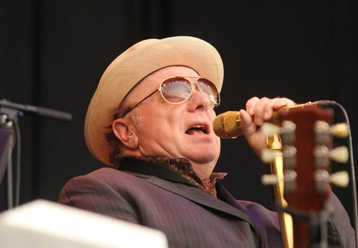 Van Morrison: O músico foi nomeado cavaleiro em 2016 pelo Príncipe Charles por sua contribuição à música e à promoção da cultura da Irlanda do Norte.