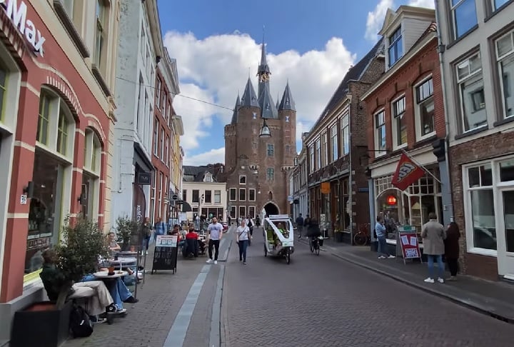 Zwolle é um polo de smart city, testando tecnologias como sensores em ruas para monitorar tráfego e umidade. 