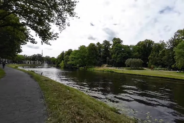 Além disso, oferece alta qualidade de vida, com parques, áreas verdes e políticas urbanas que priorizam o bem-estar dos cidadãos.