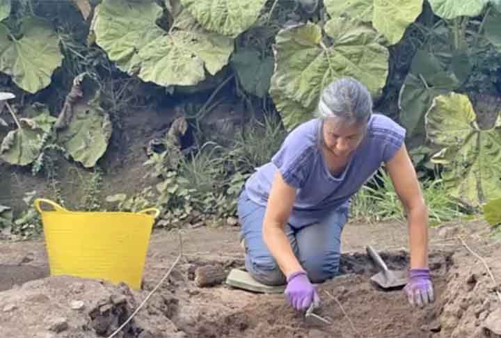 Milhares de restos arqueológicos foram encontrados no local, mas nenhum resto humano foi descoberto. Escavações revelaram a presença de múltiplos poços, cujas formas e dimensões eram consistentes com poços de sepultamento ou túmulos.