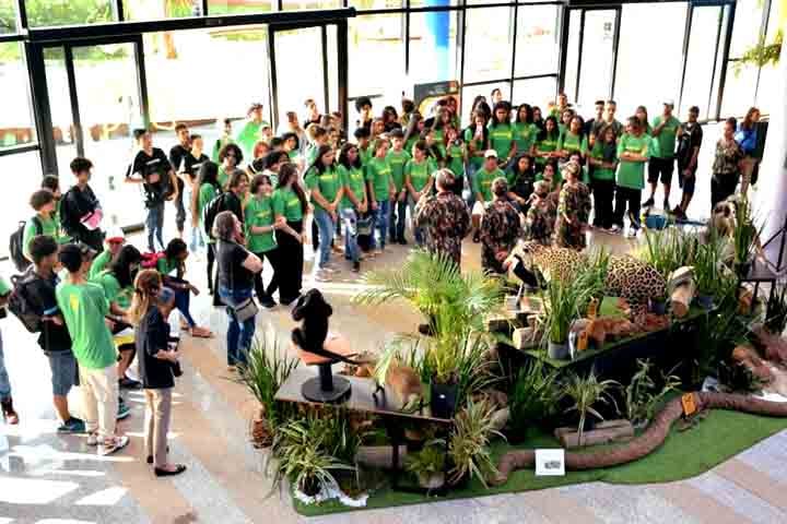 A sinalização em português e inglês, o atendimento humanizado e o treinamento constante da equipe contribuem para uma experiência de visita inclusiva, em que o lazer anda de mãos dadas com o conhecimento.