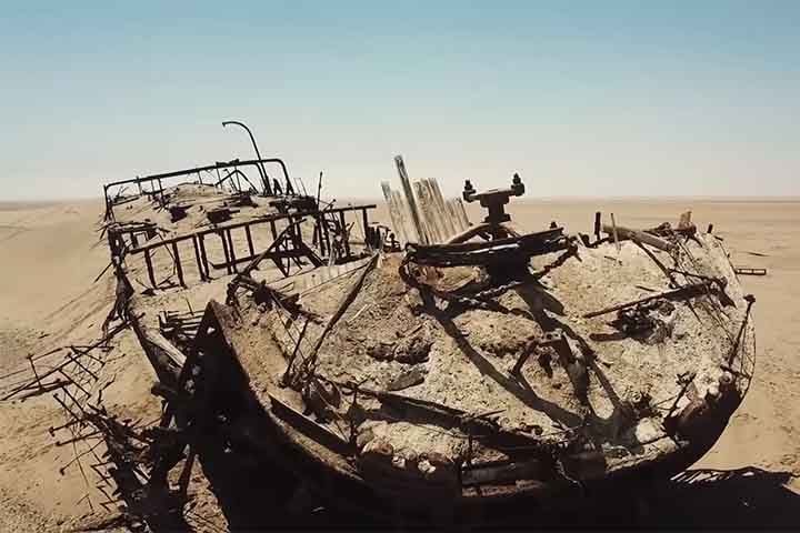 Além disso, o local testemunhou a ascensão e queda de Lüderitz, uma colônia alemã, e viu cidades inteiras serem abandonadas à medida que os recursos se esgotavam.