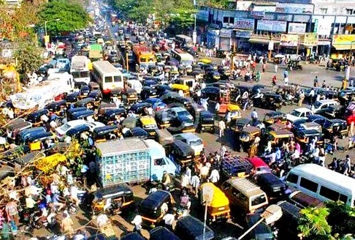 Quando consideramos a metrópole como um todo, o número de motos é espantoso: em 2017, levantamento mostrou que eram 5,6 milhões (mais da metade do total de veículos). O trânsito por lá é pura confusão. 