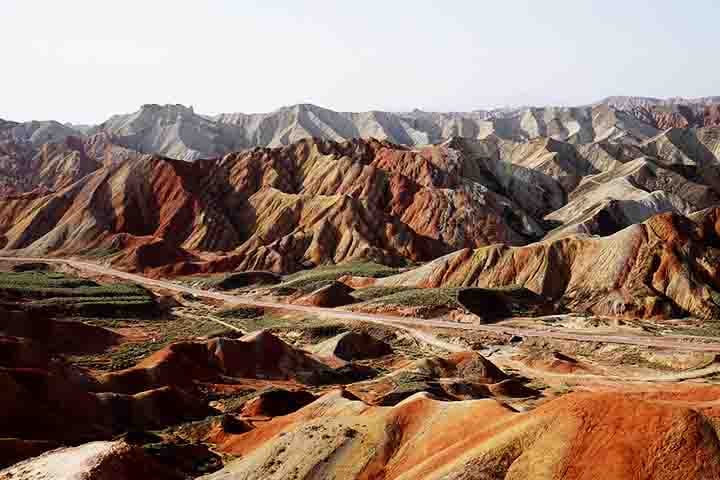 O termo Danxia refere-se a um tipo específico de relevo geológico formado por rochas sedimentares avermelhadas, muito comum em algumas partes da China.