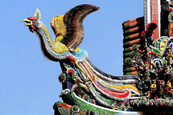 Na China, a fênix é o Fènghuáng, ligada à virtude, à harmonia e ao poder imperial. Representa também o equilíbrio entre yin e yang.