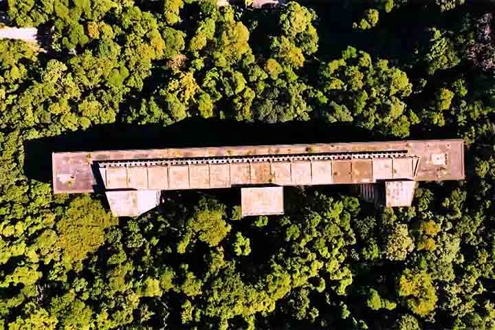 Desde então, o hotel nunca foi finalizado e permanece como uma imensa carcaça de concreto, sem acabamentos, dominada pela vegetação ao redor.