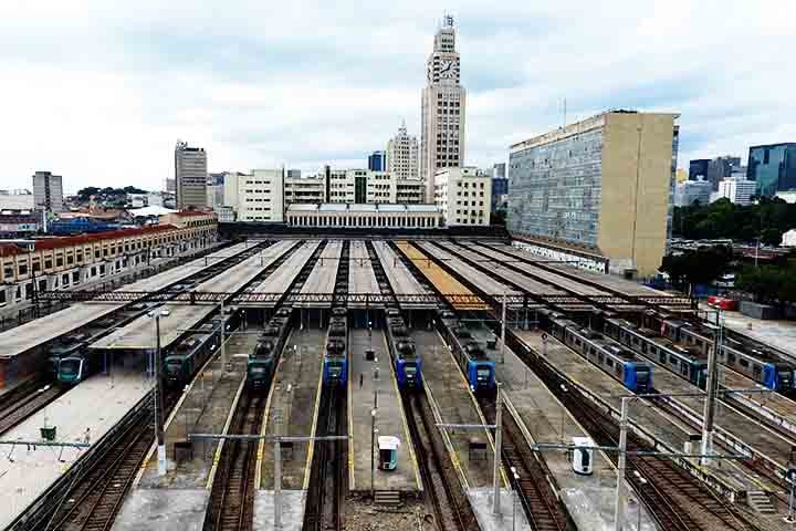 Sua importância histórica foi imortalizada pelo filme Central do Brasil, que a levou ao reconhecimento internacional. Originalmente chamada Estação da Corte, ela foi palco do transporte de passageiros e mercadorias essenciais para a cidade.