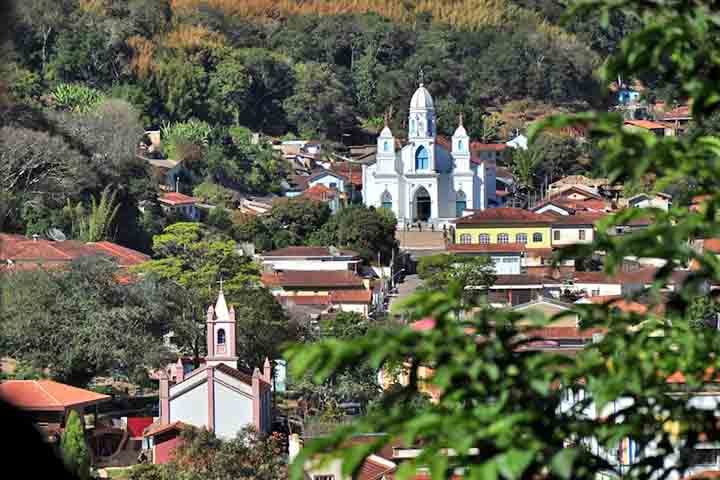 O nome da cidade e do município está ligado ao Rio Sapucaí, cujo significado na linguagem indígena é rio que grita. A festa do padroeiro, São Bento, celebrada em 11 de julho, é um evento tradicional que ganha destaque a cada ano.
