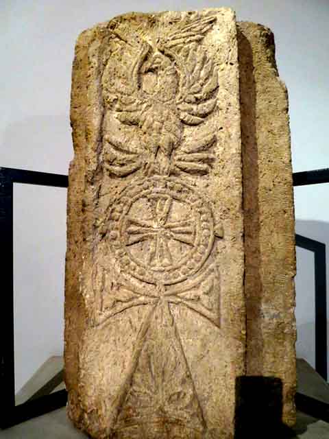 Na Idade Média, o cristianismo adotou a fênix como símbolo da ressurreição de Cristo. Aparecia em textos religiosos e brasões de famílias nobres.